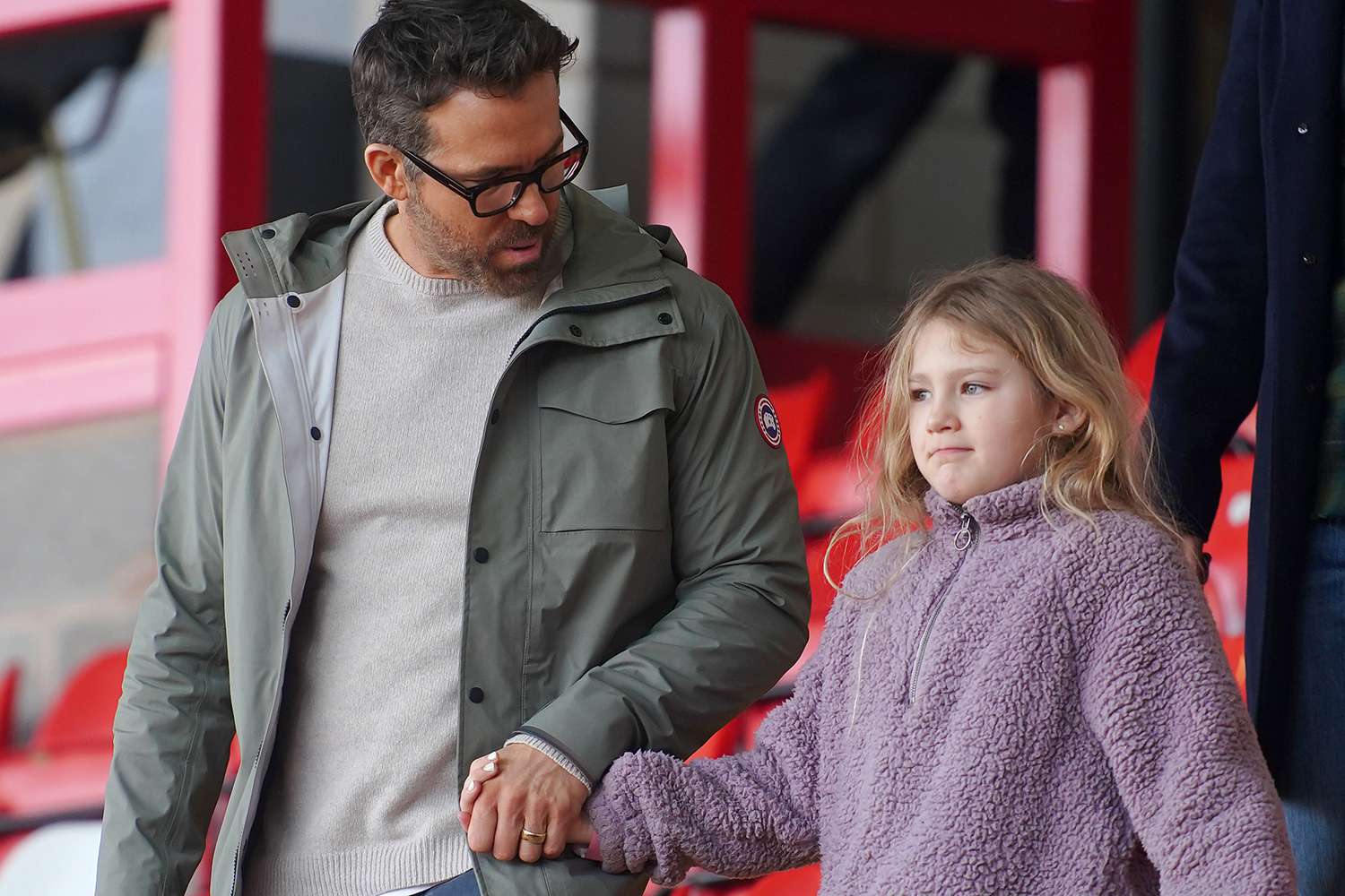 8-летняя дочь Райана Рейнольдса Джеймс редко появляется на матче выходного дня в Рексхэме с отцом