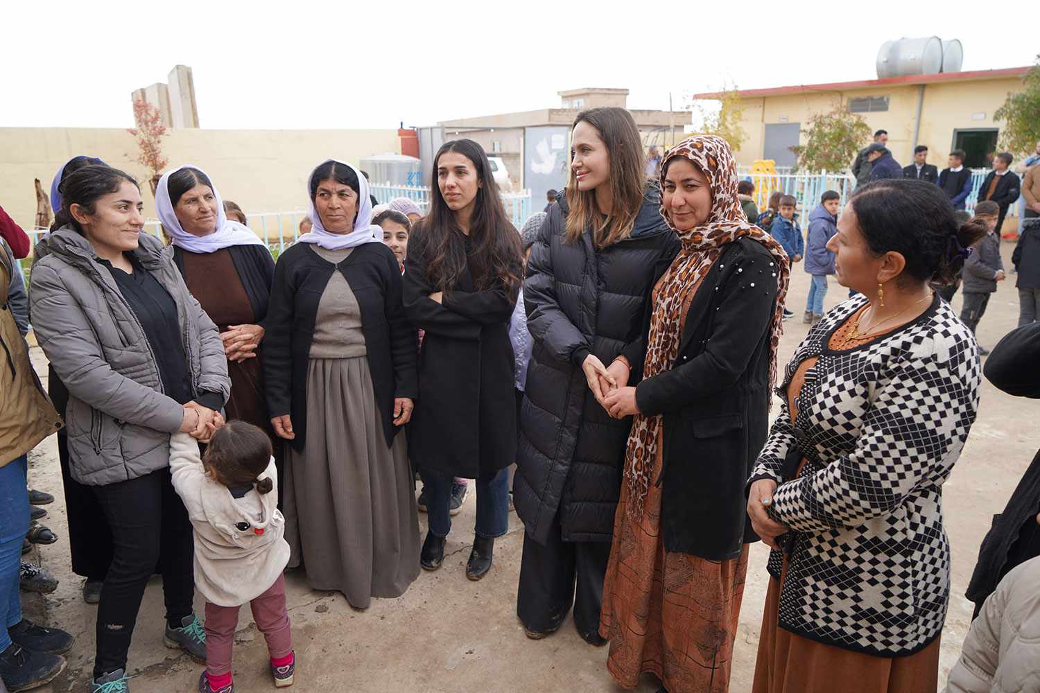 アンジェリーナ・ジョリー、ISIS攻撃から8年後、イラクで大量虐殺の生存者と面会