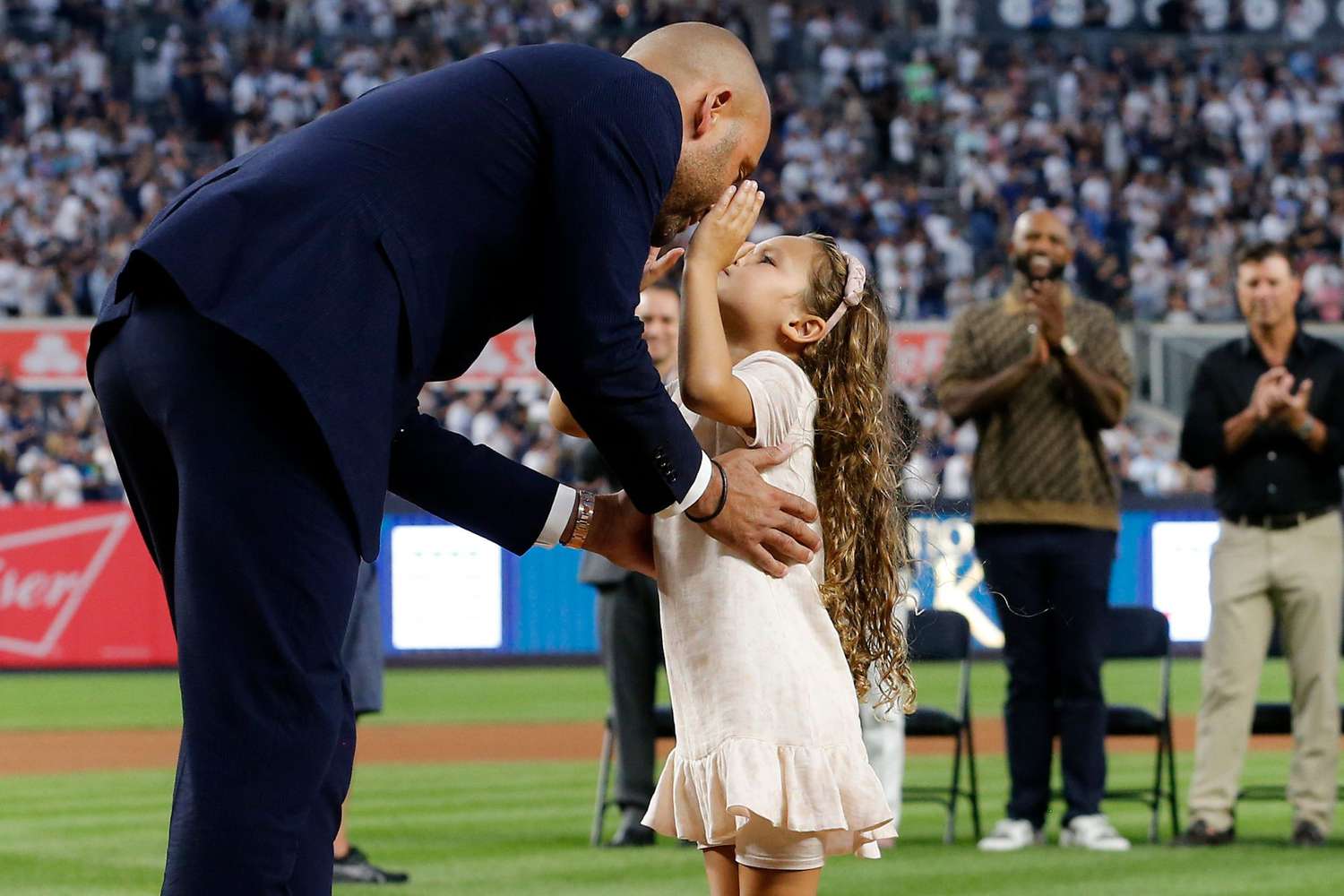 Derek Jeter trêu chọc rằng anh ấy 'khá tự hào' rằng cô con gái 5 tuổi sẽ tập trung vào thể thao trong '15 phút'