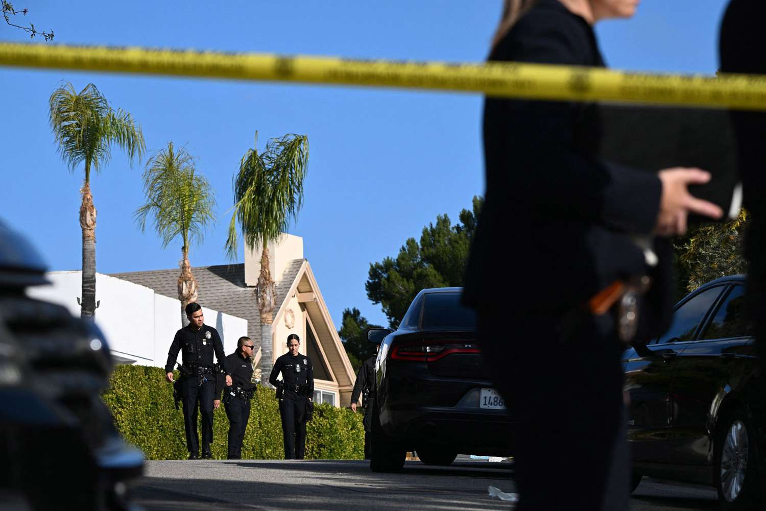 3 mortos, 4 feridos em tiroteio em Los Angeles, suspeito continua foragido: polícia