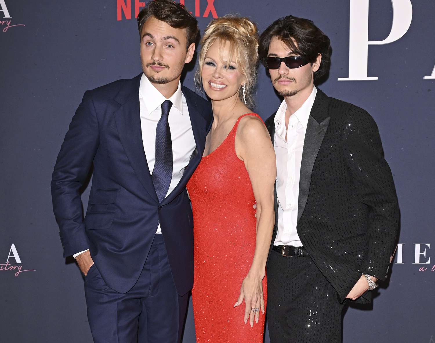 Pamela Anderson celebra il nuovo documentario con Sons, oltre a Brad Pitt e George Clooney, Selma Blair e altri