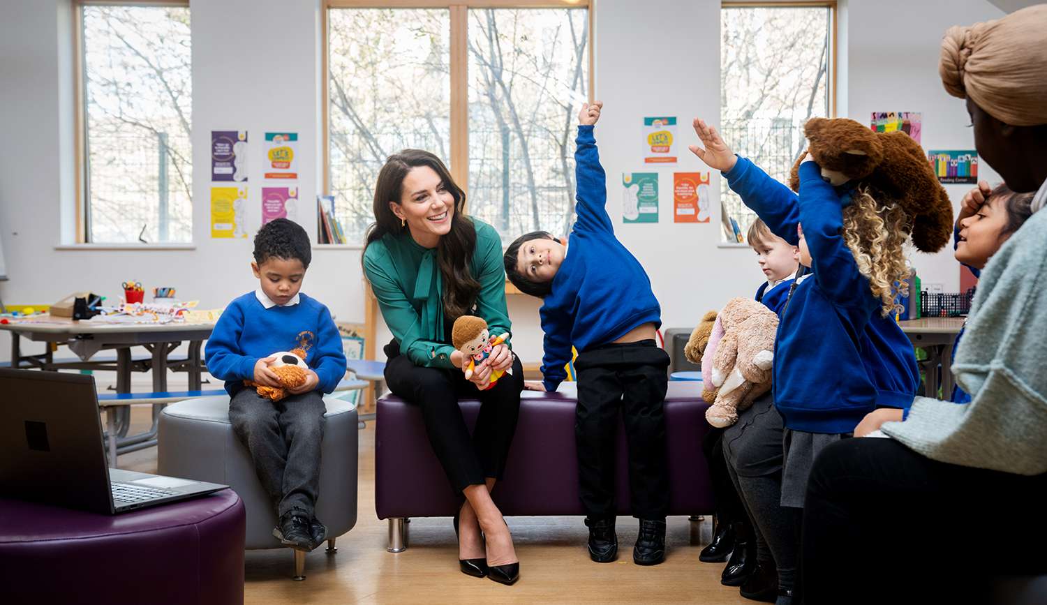 Kate Middleton przejmuje klasę! Zobacz, jak rozmawia z młodymi studentami o misiach i tortach urodzinowych