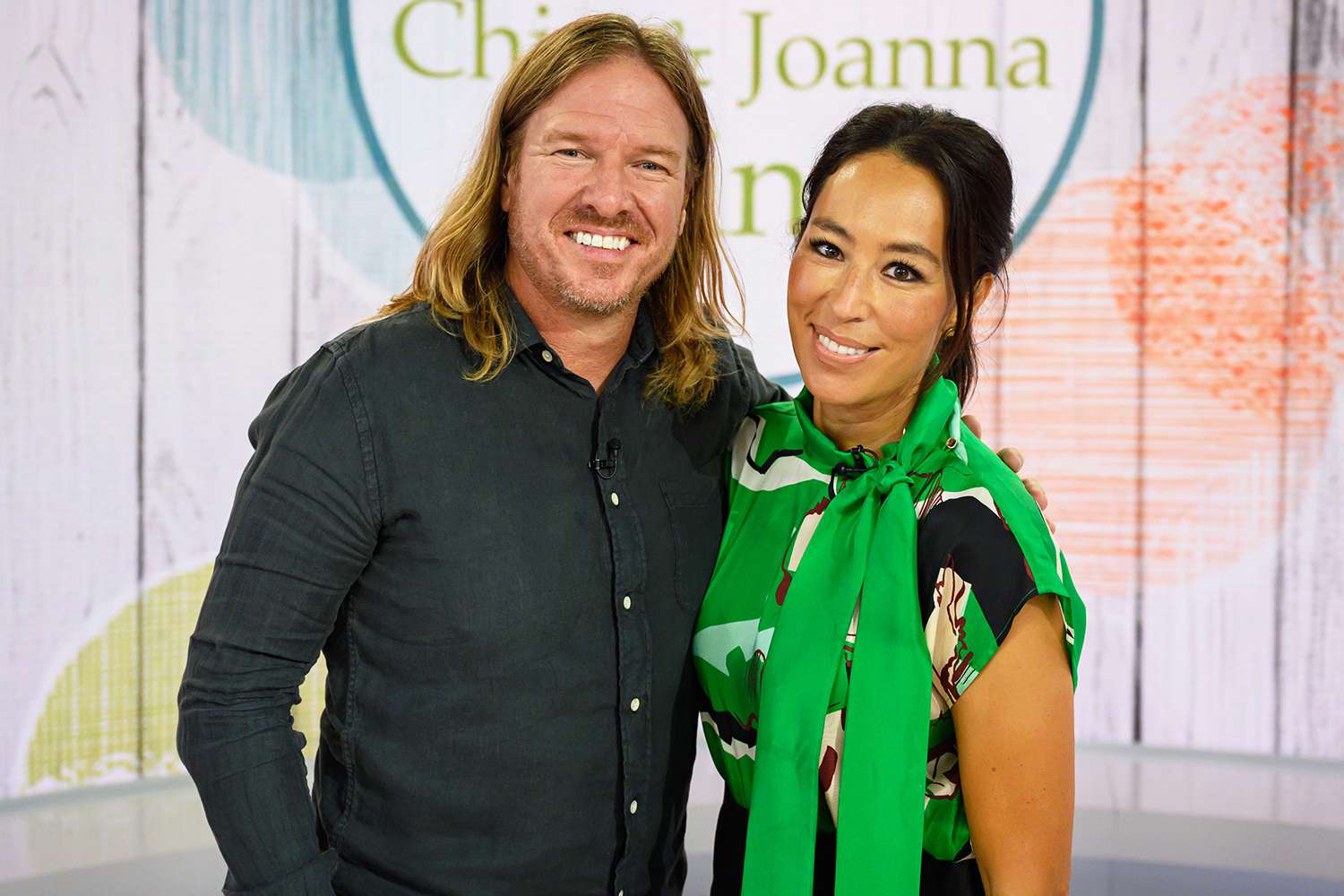 Joanna Gaines, 농장 동물에게 먹이를 주는 Husband Chip 클립 공유: 'A Man and His Chickens'