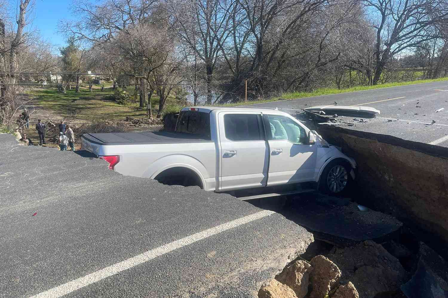 Policías de California en 'pérdida de palabras' después de que 3 autos cayeran en un sumidero en una carretera marcada como cerrada: 'Esto no puede ser real'