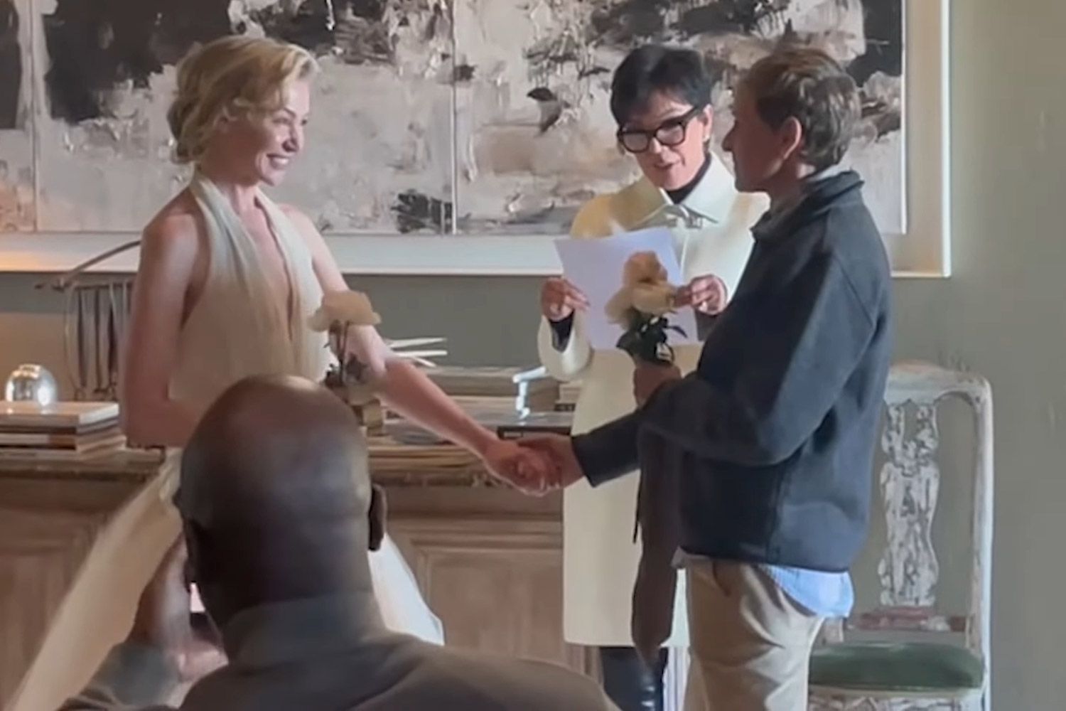 ポーシャ・デ・ロッシは妻のエレン・デジェネレスを誓いの更新で驚かせます（そして彼女のウェディングドレスを再び着ます！）
