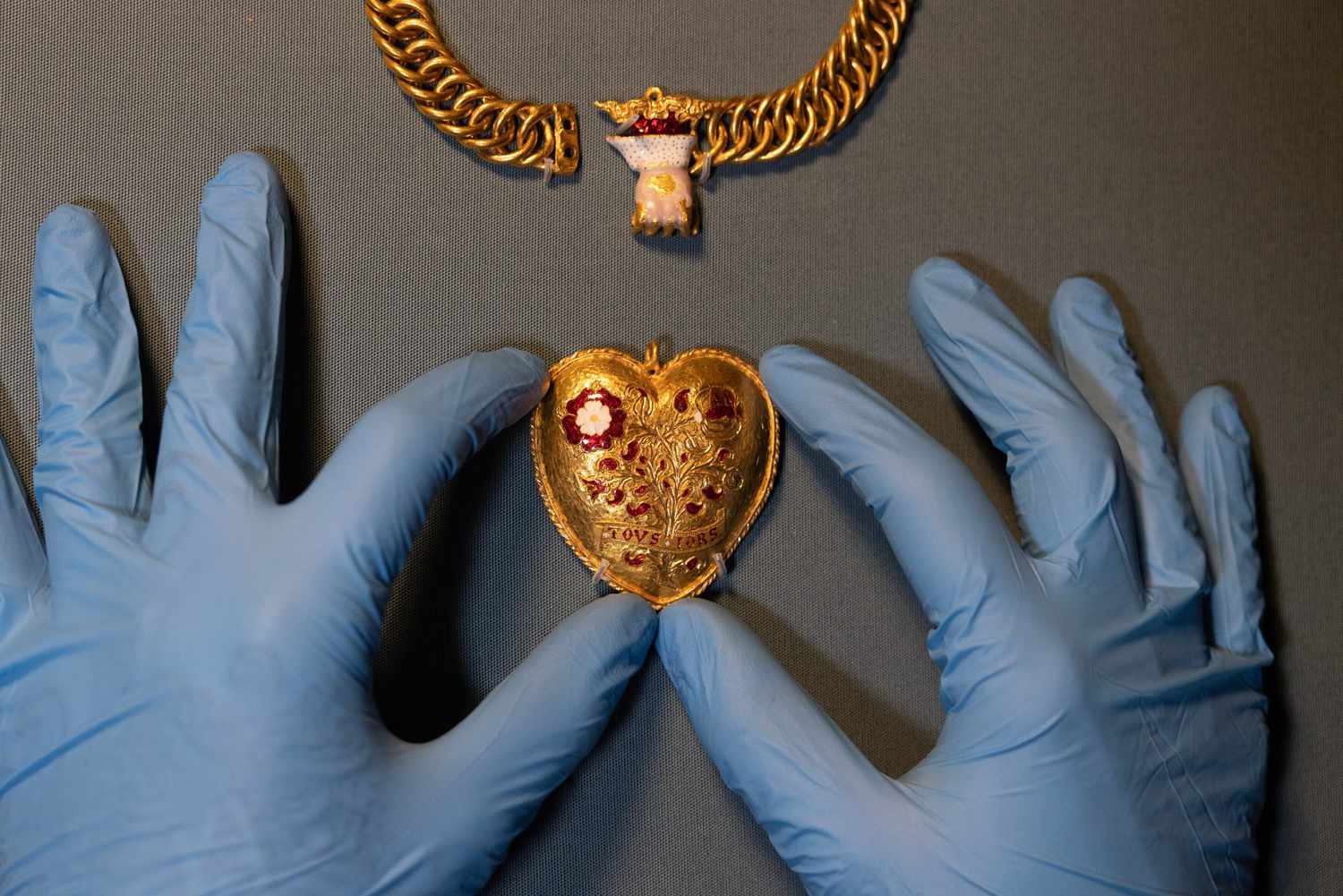 Le propriétaire d'un café découvre un pendentif en forme de cœur lié au roi Henri VIII sur le terrain&nbsp;: une "découverte unique en une génération"