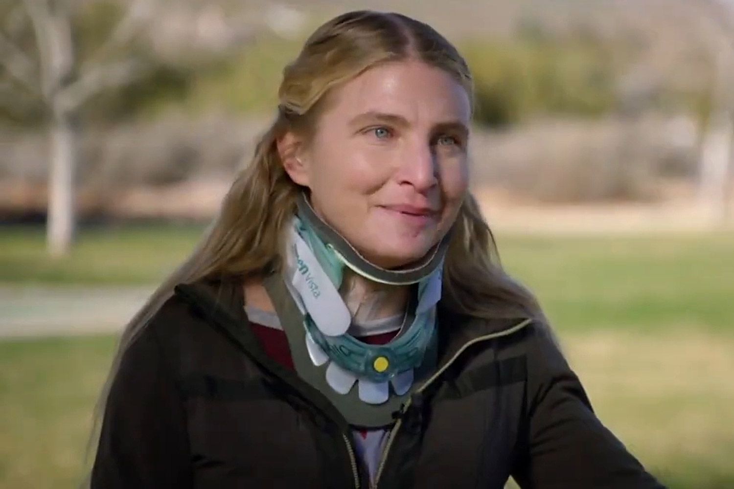 Wandererin, die 200 Fuß auf den kalifornischen Berg fiel, ging in Sicherheit und hielt ihren gebrochenen Hals fest