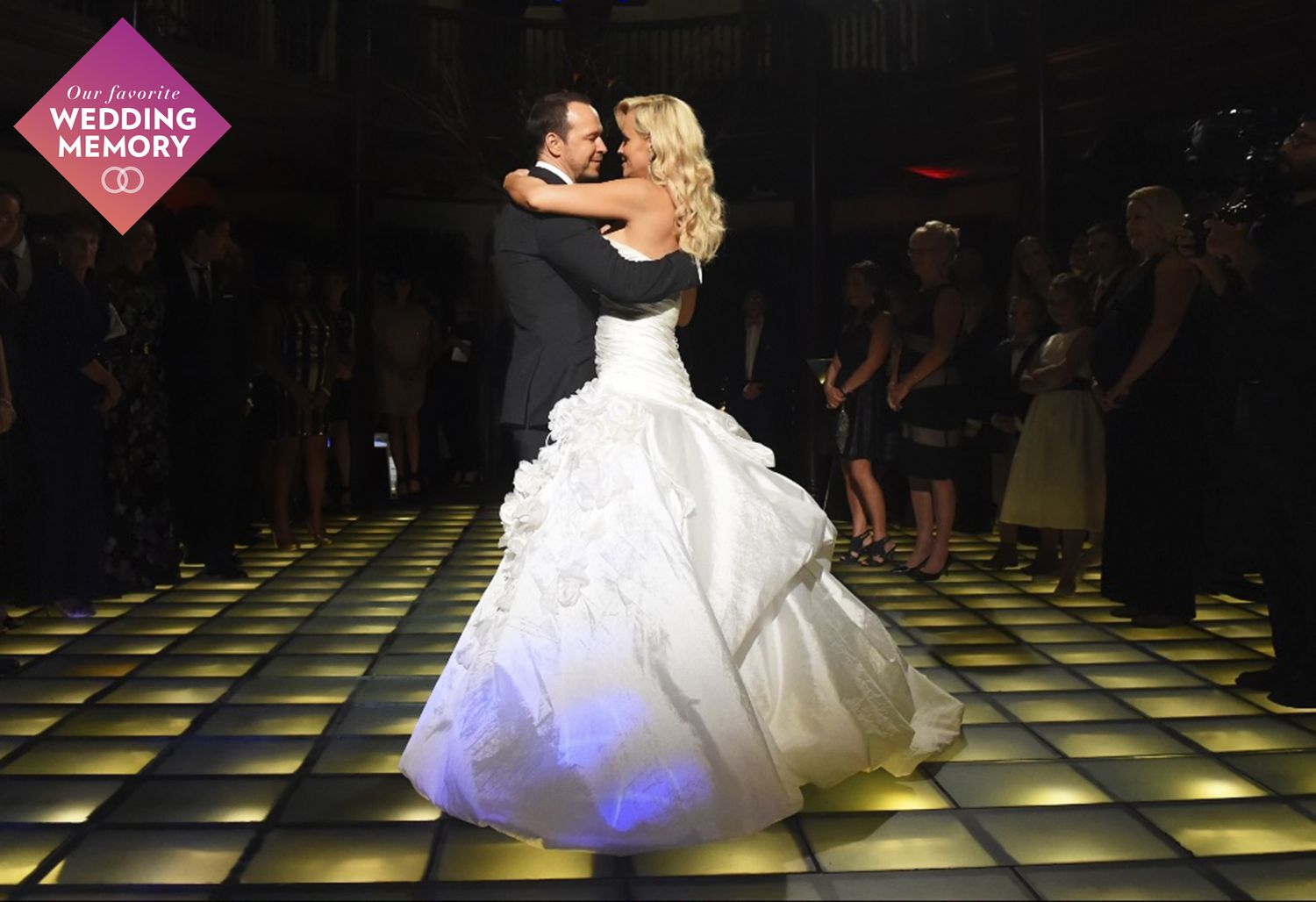 Jenny McCarthy e Donnie Wahlberg rivelano la dolce storia dietro il loro ballo di nozze: "Era etereo"