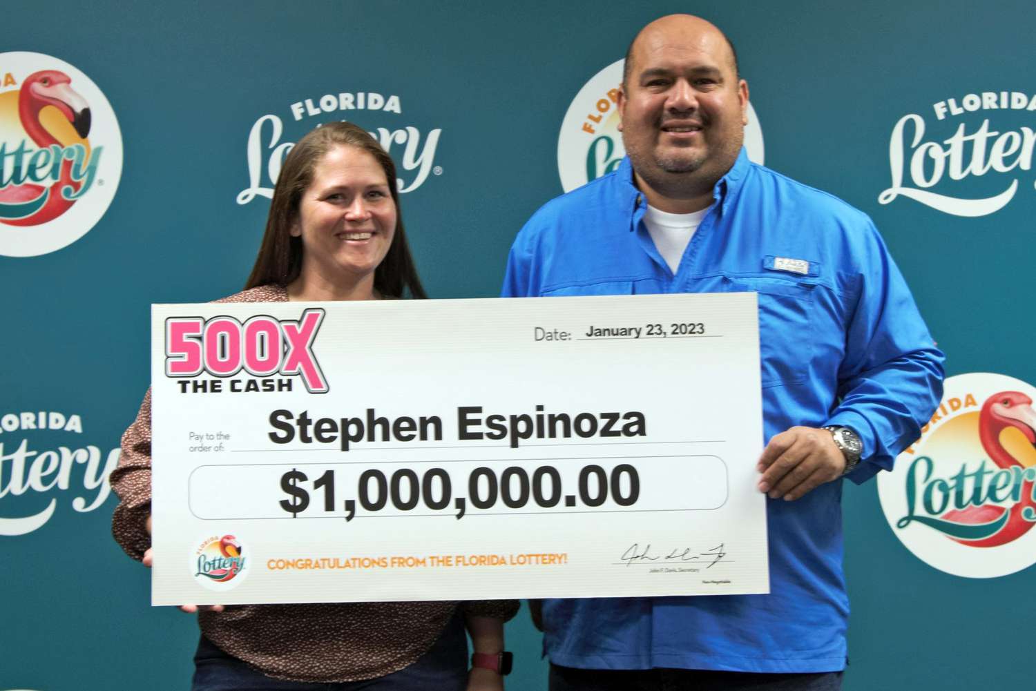 Un hombre de Florida gana un premio de lotería de $1 millón después de que un extraño se le cortara frente a él en una máquina expendedora de boletos
